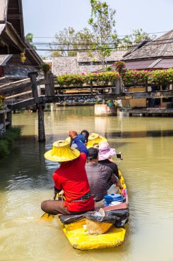 Bir yaz günü Tayland, Pattaya 'da yüzen pazar