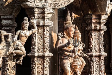 Bir yaz günü Tayland, Pattaya 'da Gerçeğin Sığınağı