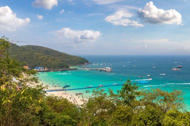 Bir yaz günü Tayland Koh Lan adasının panoramik havadan görünümü