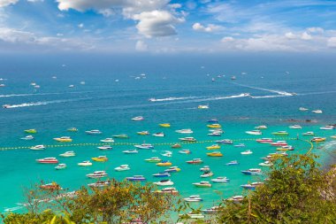 Bir yaz günü Tayland Koh Lan adasının panoramik havadan görünümü