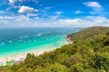 Bir yaz günü Tayland Koh Lan adasının panoramik havadan görünümü