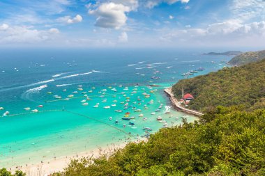 Bir yaz günü Tayland Koh Lan adasının panoramik havadan görünümü