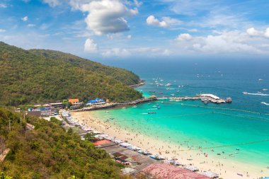 Bir yaz günü Tayland Koh Lan adasının panoramik havadan görünümü