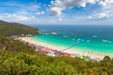 Bir yaz günü Tayland Koh Lan adasının panoramik havadan görünümü