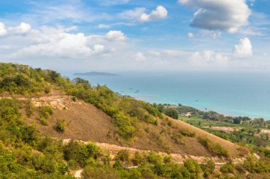Bir yaz günü Tayland Koh Lan adasının panoramik havadan görünümü