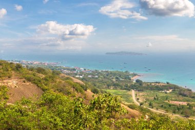 Bir yaz günü Tayland Koh Lan adasının panoramik havadan görünümü
