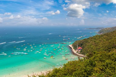 Bir yaz günü Tayland Koh Lan adasının panoramik havadan görünümü