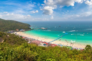 Bir yaz günü Tayland Koh Lan adasının panoramik havadan görünümü