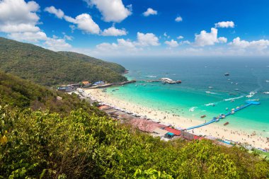 Bir yaz günü Tayland Koh Lan adasının panoramik havadan görünümü