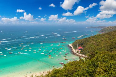 Bir yaz günü Tayland Koh Lan adasının panoramik havadan görünümü