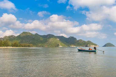 Thai balıkçı tekne içinde Khao Sam ROI Yot Milli Parkı, Tayland bir yaz günü