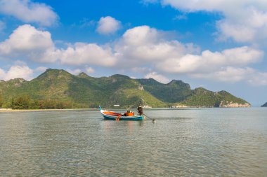 Thai balıkçı tekne içinde Khao Sam ROI Yot Milli Parkı, Tayland bir yaz günü