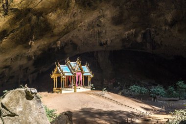Bir yaz günü içinde Phraya Nakorn mağara, Milli Parkı Khao Sam ROI Yot, Tayland'da Royal pavilion