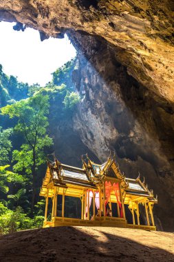 Bir yaz günü içinde Phraya Nakorn mağara, Milli Parkı Khao Sam ROI Yot, Tayland'da Royal pavilion