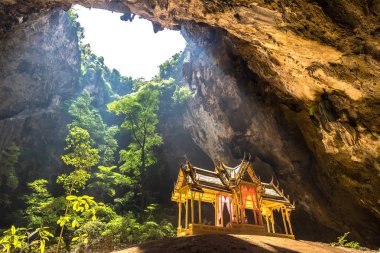 Bir yaz günü içinde Phraya Nakorn mağara, Milli Parkı Khao Sam ROI Yot, Tayland'da Royal pavilion