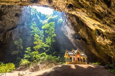 Bir yaz günü içinde Phraya Nakorn mağara, Milli Parkı Khao Sam ROI Yot, Tayland'da Royal pavilion