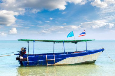 Thai balıkçı tekne içinde Khao Sam ROI Yot Milli Parkı, Tayland bir yaz günü