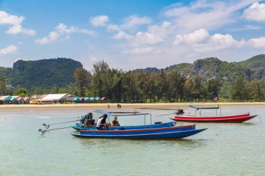 Thai balıkçı tekne içinde Khao Sam ROI Yot Milli Parkı, Tayland bir yaz günü