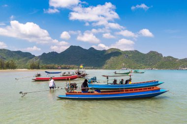 Thai balıkçı tekne içinde Khao Sam ROI Yot Milli Parkı, Tayland bir yaz günü