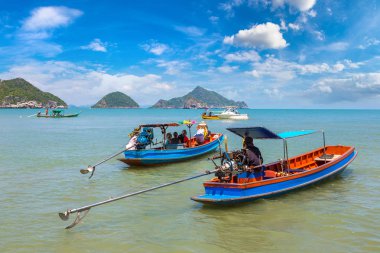 Thai balıkçı tekne içinde Khao Sam ROI Yot Milli Parkı, Tayland bir yaz günü