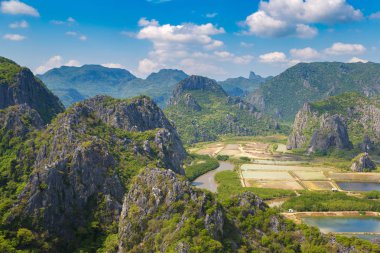 Panoramik hava görünümünde Khao Sam ROI Yot Milli Parkı, Tayland bir yaz günü