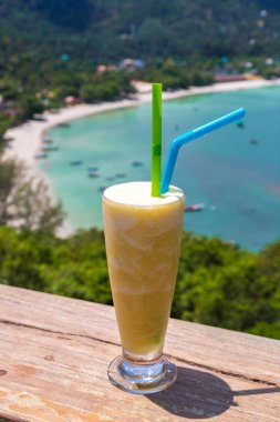 Taze organik mango sallamak restoranında Ao tanga Nai Pan Noi Beach Koh Samui Adası, Tayland bir yaz günü