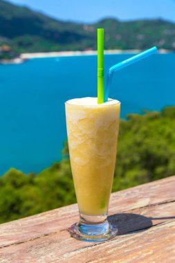 Taze organik mango sallamak restoranında Ao tanga Nai Pan Noi Beach Koh Samui Adası, Tayland bir yaz günü
