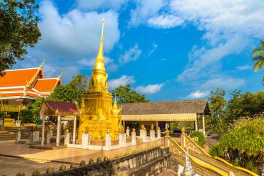 Kızıl tapınak - Wat Sila Ngu Koh Samui Adası, Tayland bir yaz günü