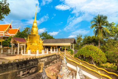 Kızıl tapınak - Wat Sila Ngu Koh Samui Adası, Tayland bir yaz günü