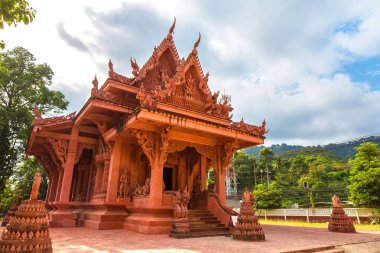 Kızıl tapınak - Wat Sila Ngu Koh Samui Adası, Tayland bir yaz günü