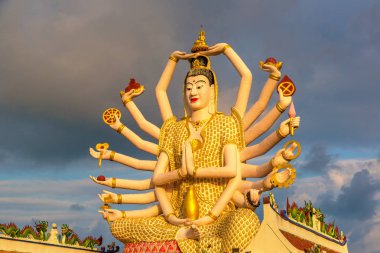 Wat Plai Laem Tapınağı 'ndaki Shiva Heykeli, Samui, Tayland bir yaz günü