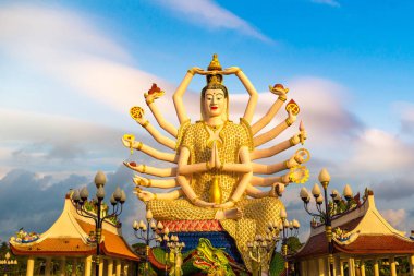 Wat Plai Laem Tapınağı 'ndaki Shiva Heykeli, Samui, Tayland bir yaz günü
