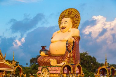 Wat Plai Laem Tapınağı, Samui, Tayland 'da bir yaz günü gülümseyen ya da mutlu Buda heykeli