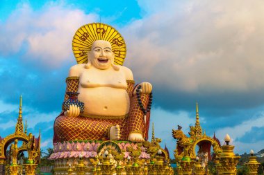 Wat Plai Laem Tapınağı, Samui, Tayland 'da bir yaz günü gülümseyen ya da mutlu Buda heykeli