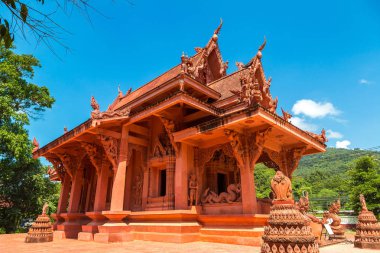 Kızıl tapınak - Wat Sila Ngu Koh Samui Adası, Tayland bir yaz günü