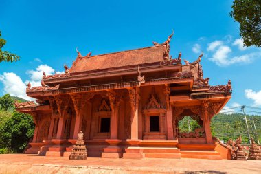 Kızıl tapınak - Wat Sila Ngu Koh Samui Adası, Tayland bir yaz günü