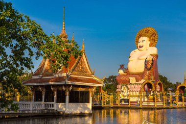 Wat Plai Laem Tapınağı, Samui, Tayland 'da bir yaz günü gülümseyen ya da mutlu Buda heykeli