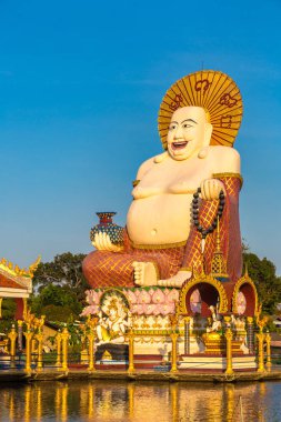 Wat Plai Laem Tapınağı, Samui, Tayland 'da bir yaz günü gülümseyen ya da mutlu Buda heykeli