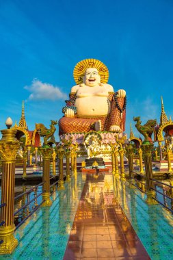 Wat Plai Laem Tapınağı, Samui, Tayland 'da bir yaz günü gülümseyen ya da mutlu Buda heykeli