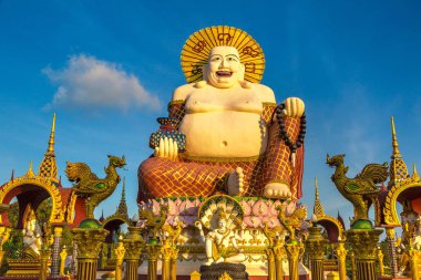 Wat Plai Laem Tapınağı, Samui, Tayland 'da bir yaz günü gülümseyen ya da mutlu Buda heykeli