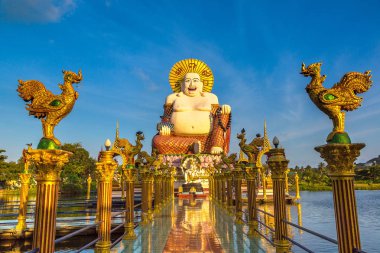 Wat Plai Laem Tapınağı, Samui, Tayland 'da bir yaz günü gülümseyen ya da mutlu Buda heykeli