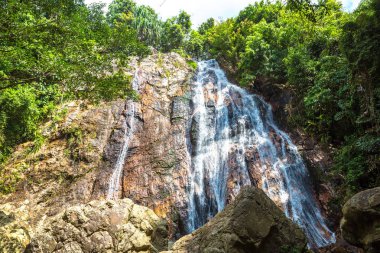 Koh Samui Adası, Tayland bir yaz günü Namuang Şelalesi