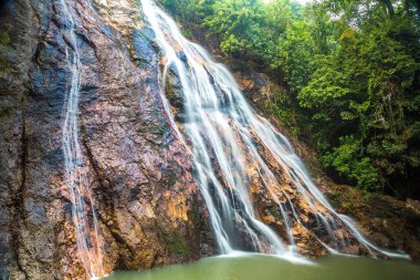 Koh Samui Adası, Tayland bir yaz günü Namuang Şelalesi