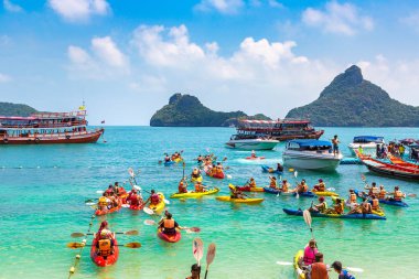 Samui, Tayland - 29 Mart 2018: Bir yaz günü içinde bir kayık-Mu Ko Ang Thong Milli Parkı, Tayland at üzerinde turist Grup