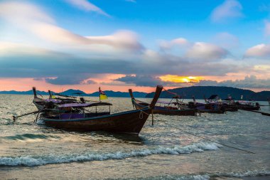 Gün batımında geleneksel uzun kuyruk teknede Ao Nang beach, Tayland bir yaz günü