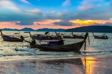 Gün batımında geleneksel uzun kuyruk teknede Ao Nang beach, Tayland bir yaz günü
