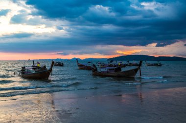 Gün batımında geleneksel uzun kuyruk teknede Ao Nang beach, Tayland bir yaz günü