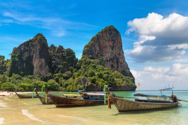 Railay Beach, Krabi, Tayland bir yaz günü geleneksel long tail tekne