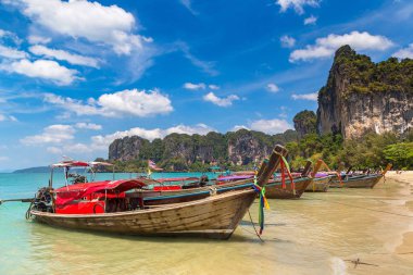 Railay Beach, Krabi, Tayland bir yaz günü geleneksel long tail tekne