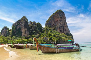 Railay Beach, Krabi, Tayland bir yaz günü geleneksel long tail tekne